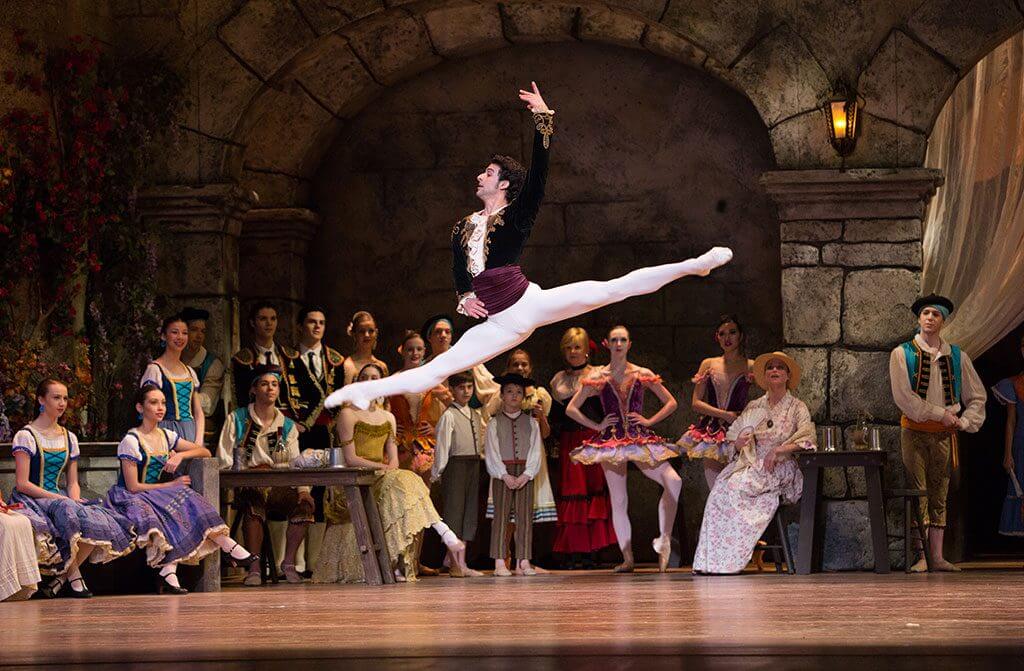 Arian Molina Soca and artists of Philadelphia Ballet | Photo: Alexander Iziliaev